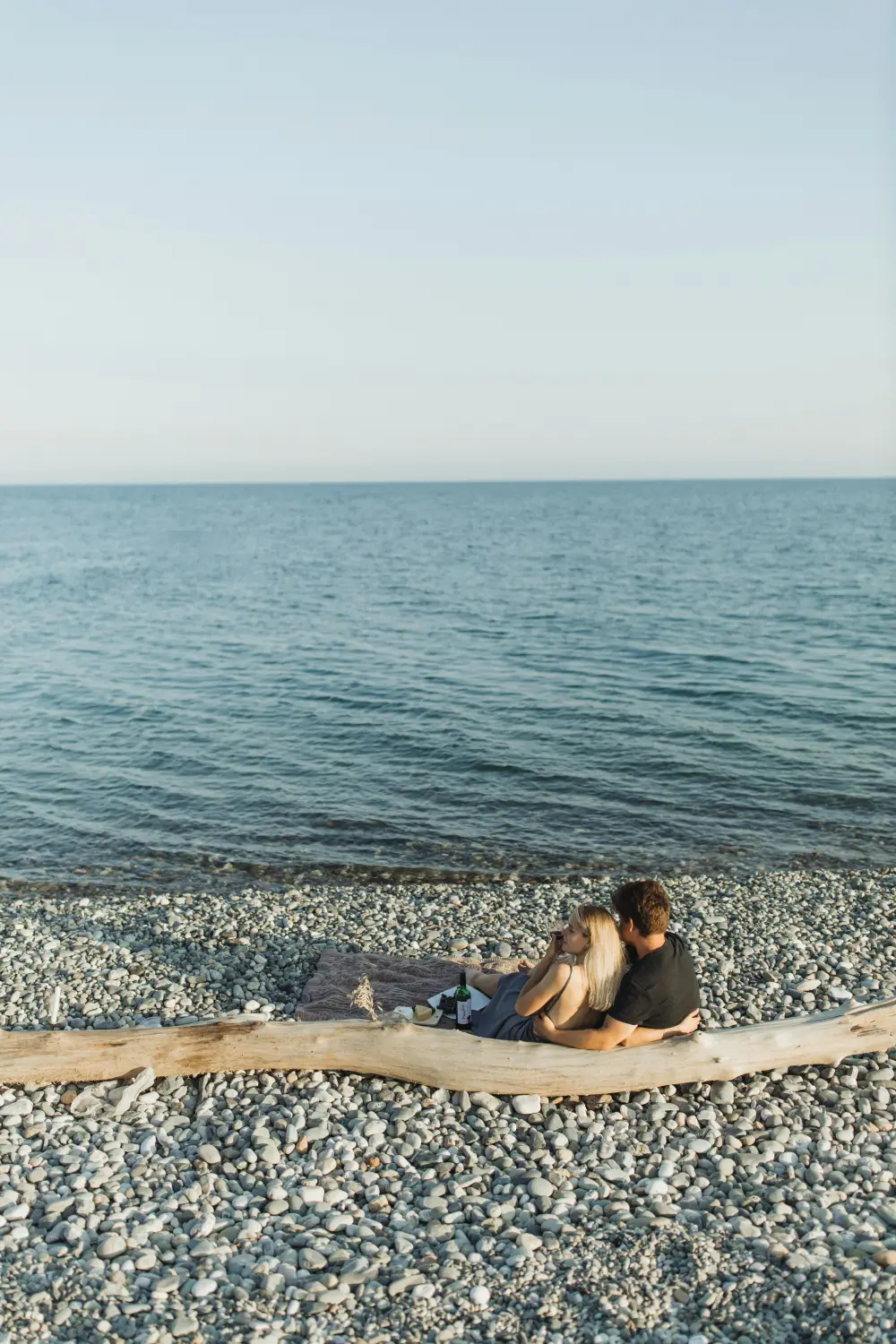 Ein Paar sitzt am Strand von Angelique Gebhardt