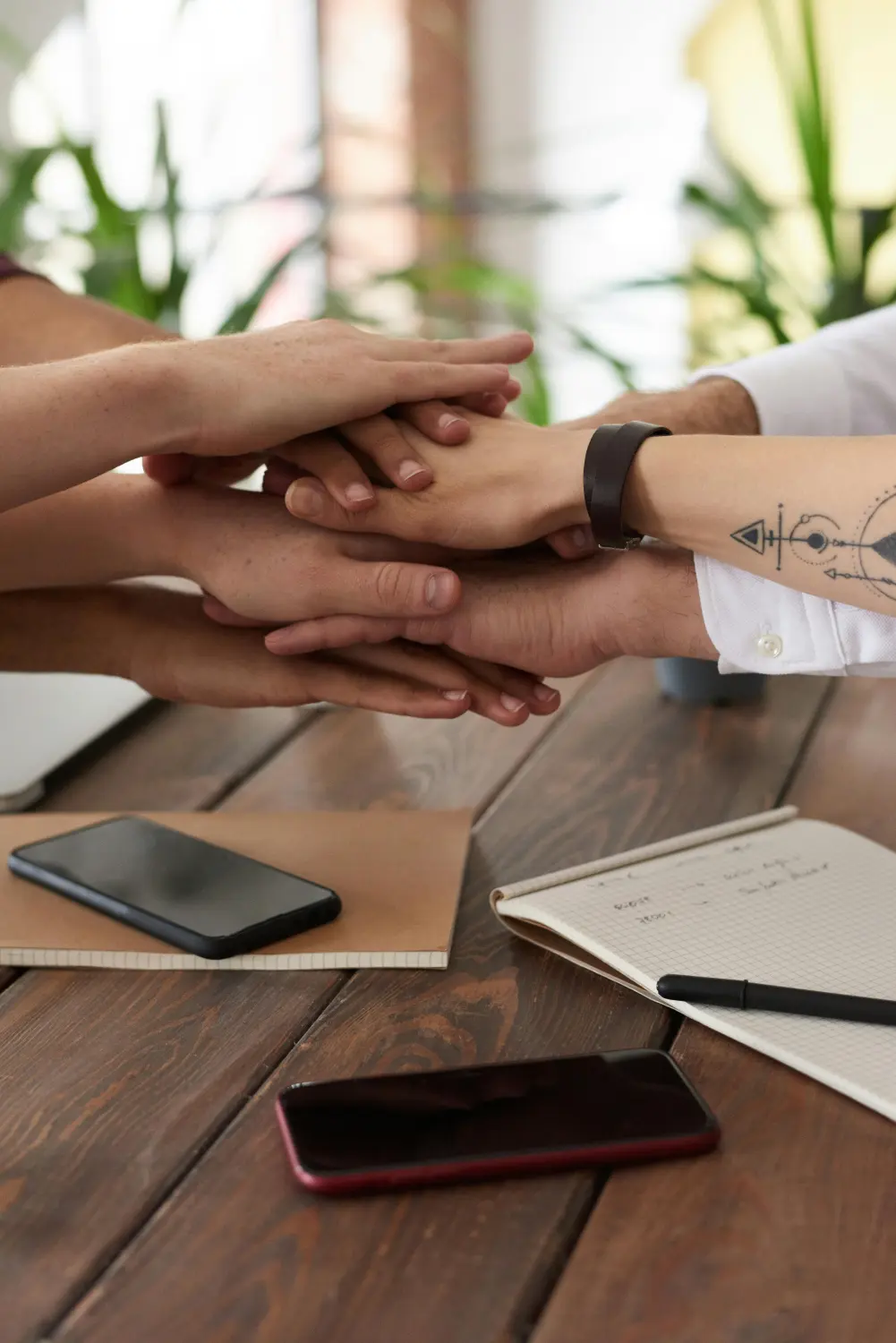 Hände, Teamwork von Angelique GebhardtMenschen legen die Hand auf andere Hände   von Angelique GebhardtMenschen 